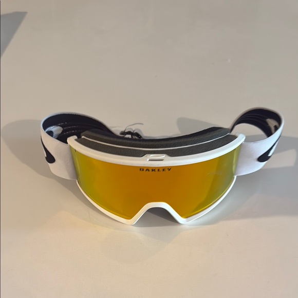 Oakley White and Yellow snowboarding Goggles - Picture 1 of 5